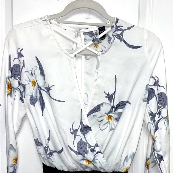 NICE CLASSY WHITE LILIES PLUNGE V NECK BODYSUIT! - Picture 2 of 4